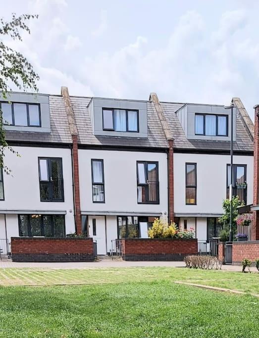 Explore London: 2 Bedroom House In Wood Green Екстер'єр фото