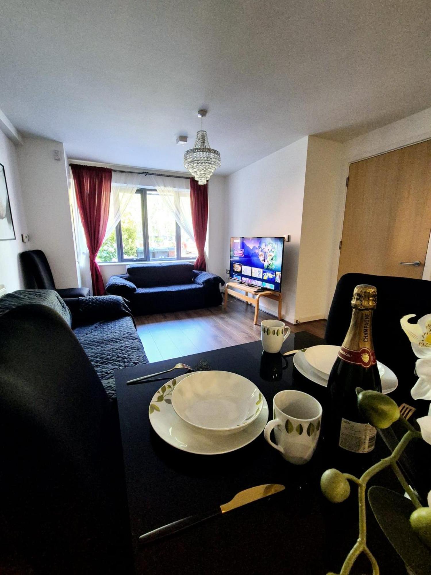 Explore London: 2 Bedroom House In Wood Green Екстер'єр фото