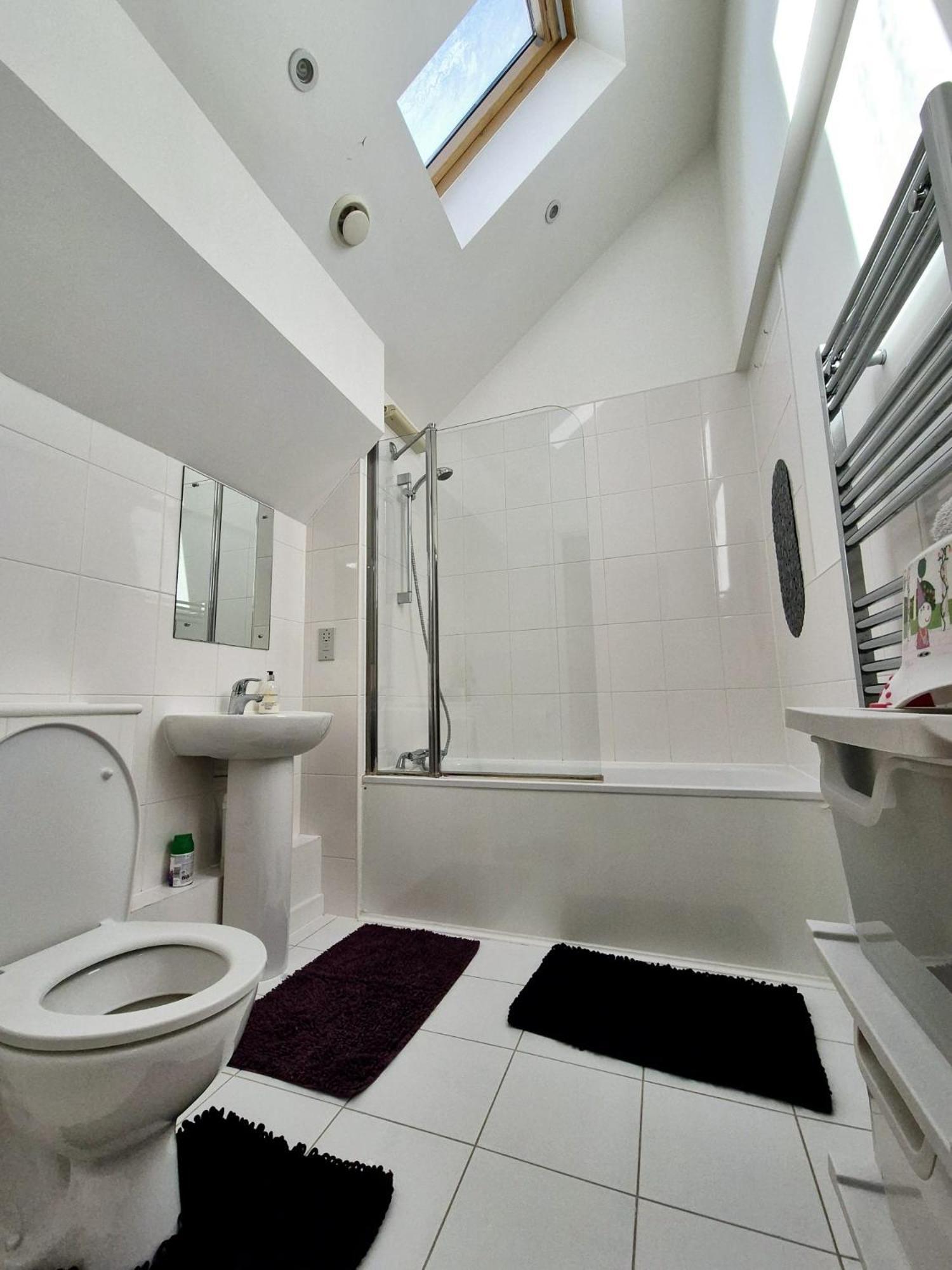 Explore London: 2 Bedroom House In Wood Green Екстер'єр фото